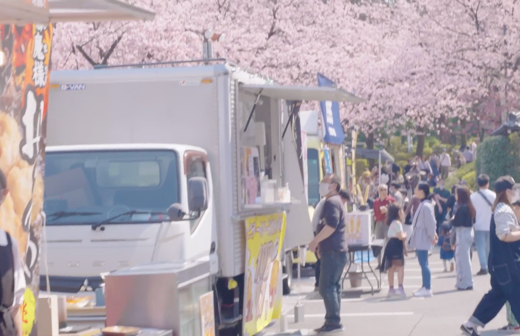 満開の桜の下で賑わうキッチンカー
